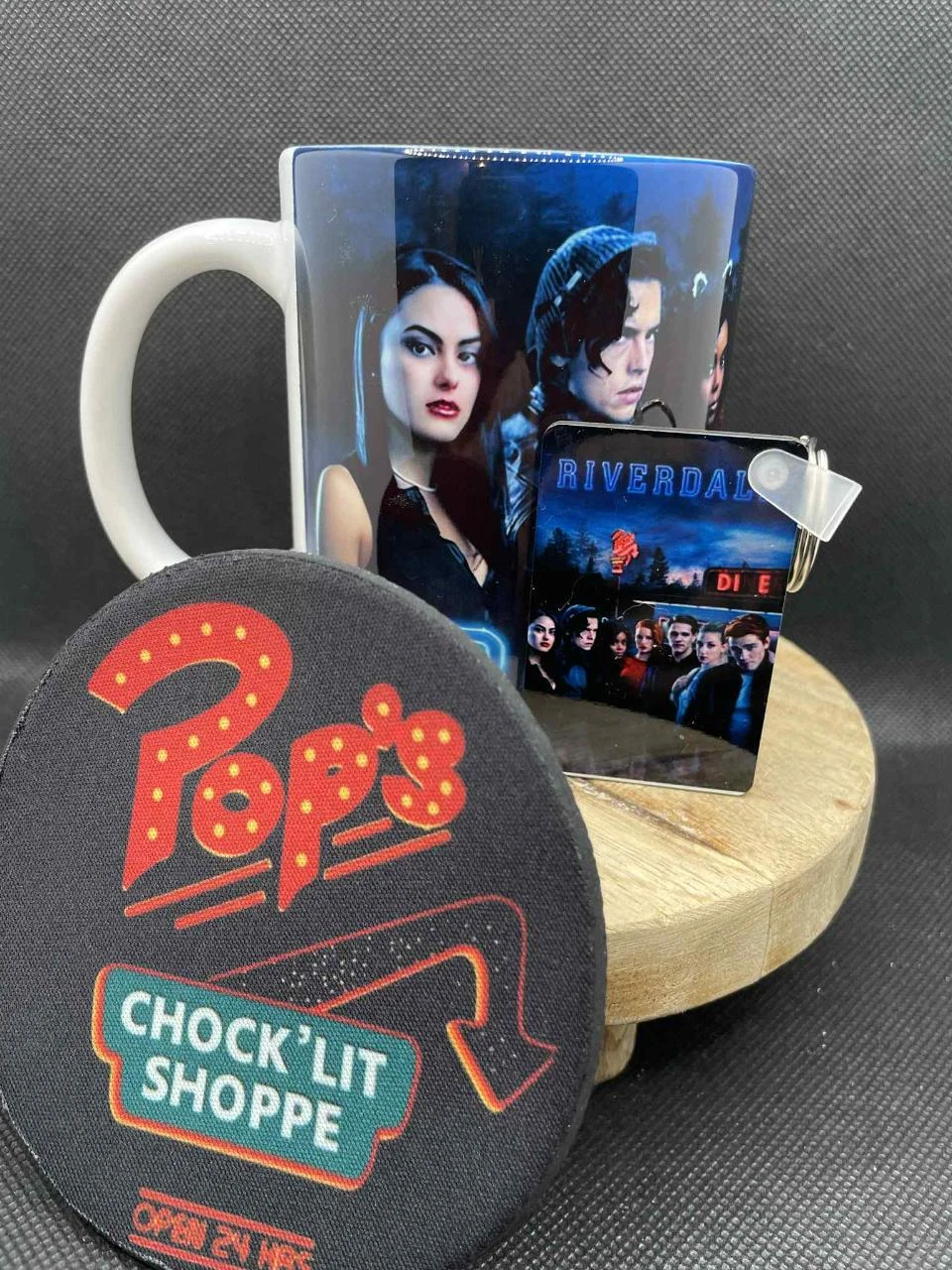 🎁 Set de Taza – Taza + Llavero + Posavasos – Riverdale 🖤🍒 – photo 2